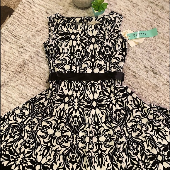 💖HAANI New York Black/White dress Sz. PS - Picture 3 of 5